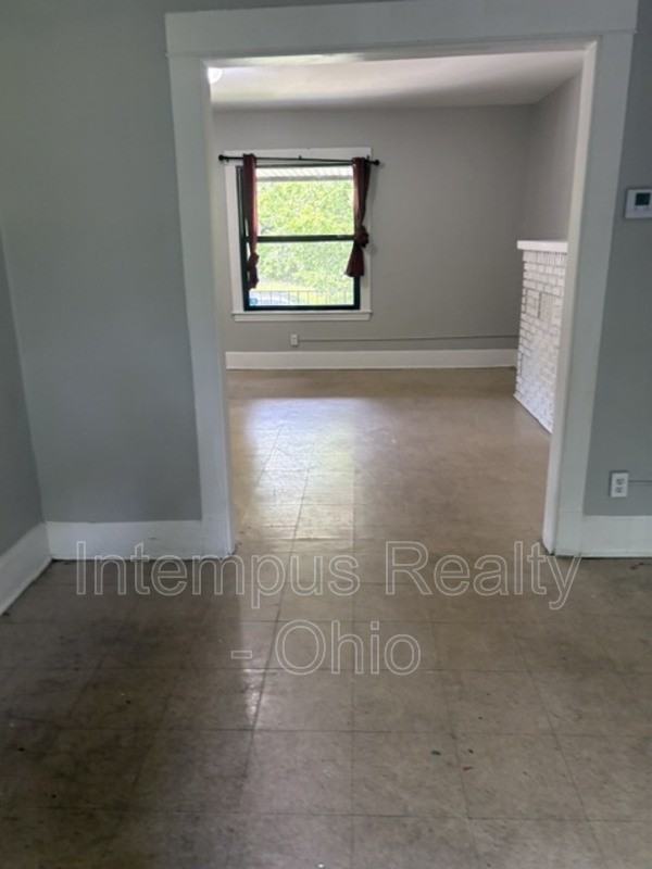 915 Lakewood Ave - Photo 3 of 8