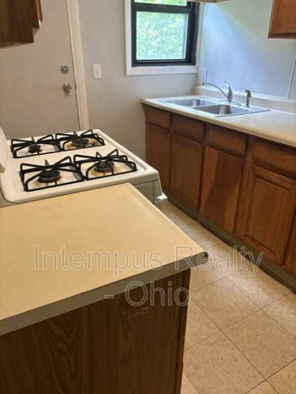 915 Lakewood Ave - Photo 4 of 8