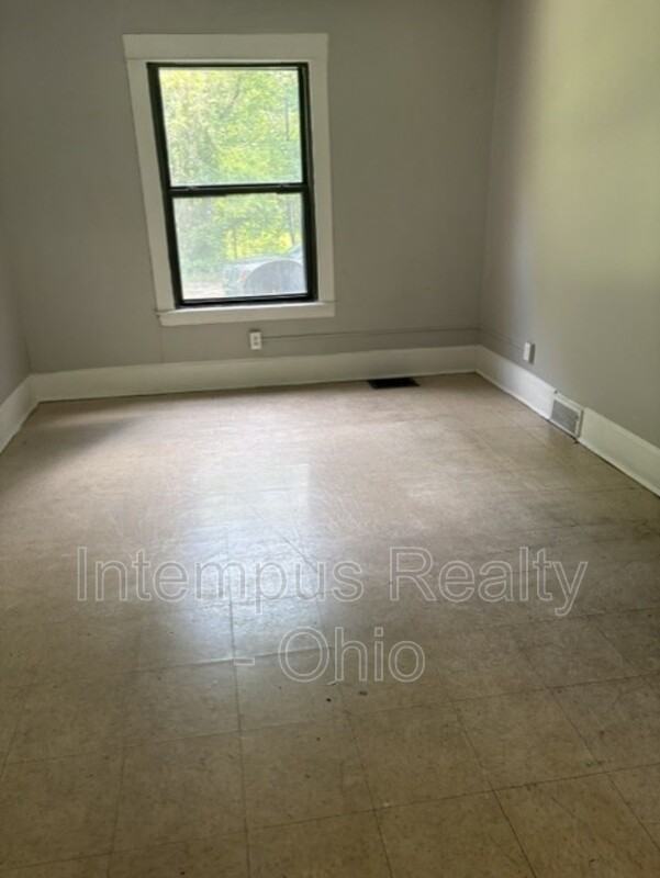 915 Lakewood Ave - Photo 5 of 8