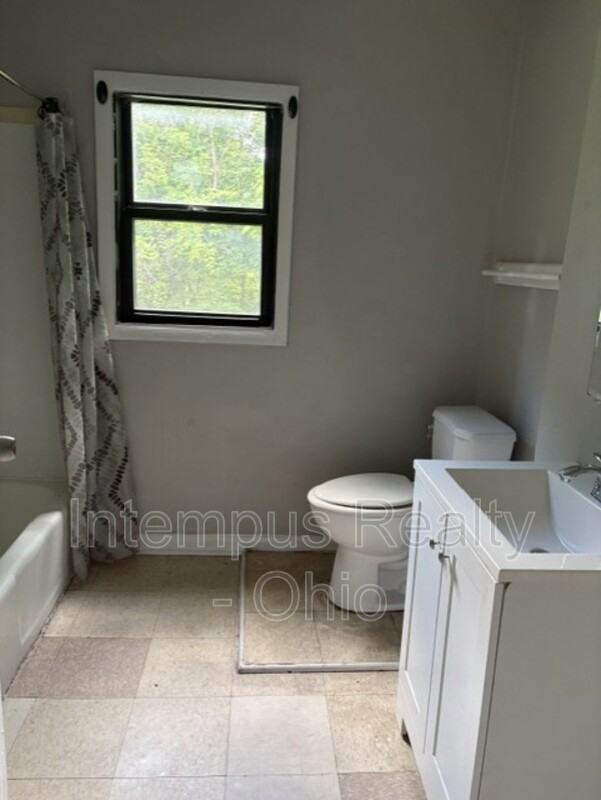 915 Lakewood Ave - Photo 6 of 8