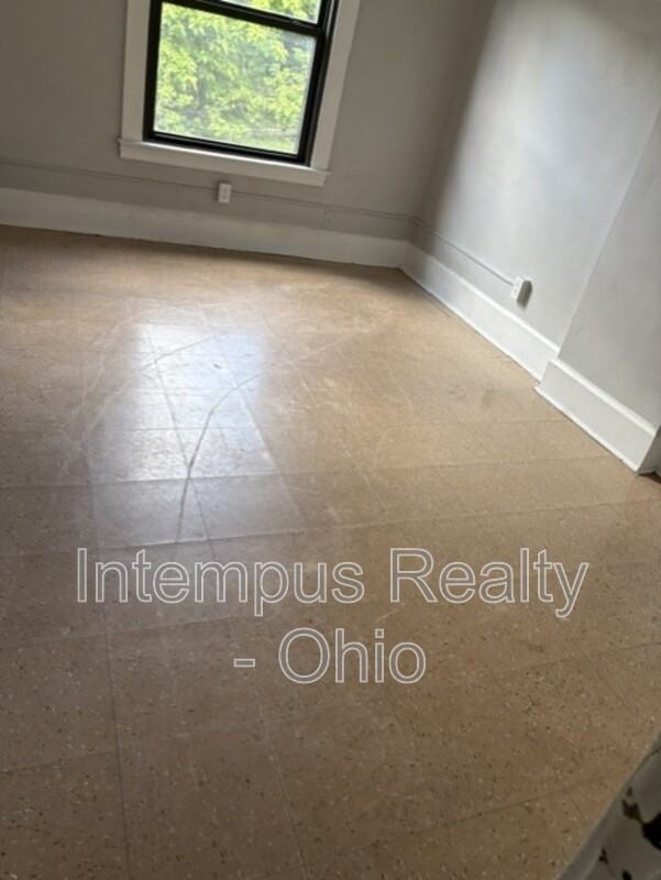 915 Lakewood Ave - Photo 7 of 8