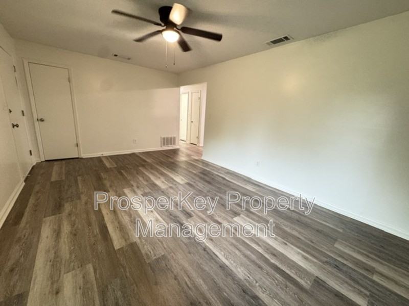 1526 Barcelona Dr - Photo 3 of 15