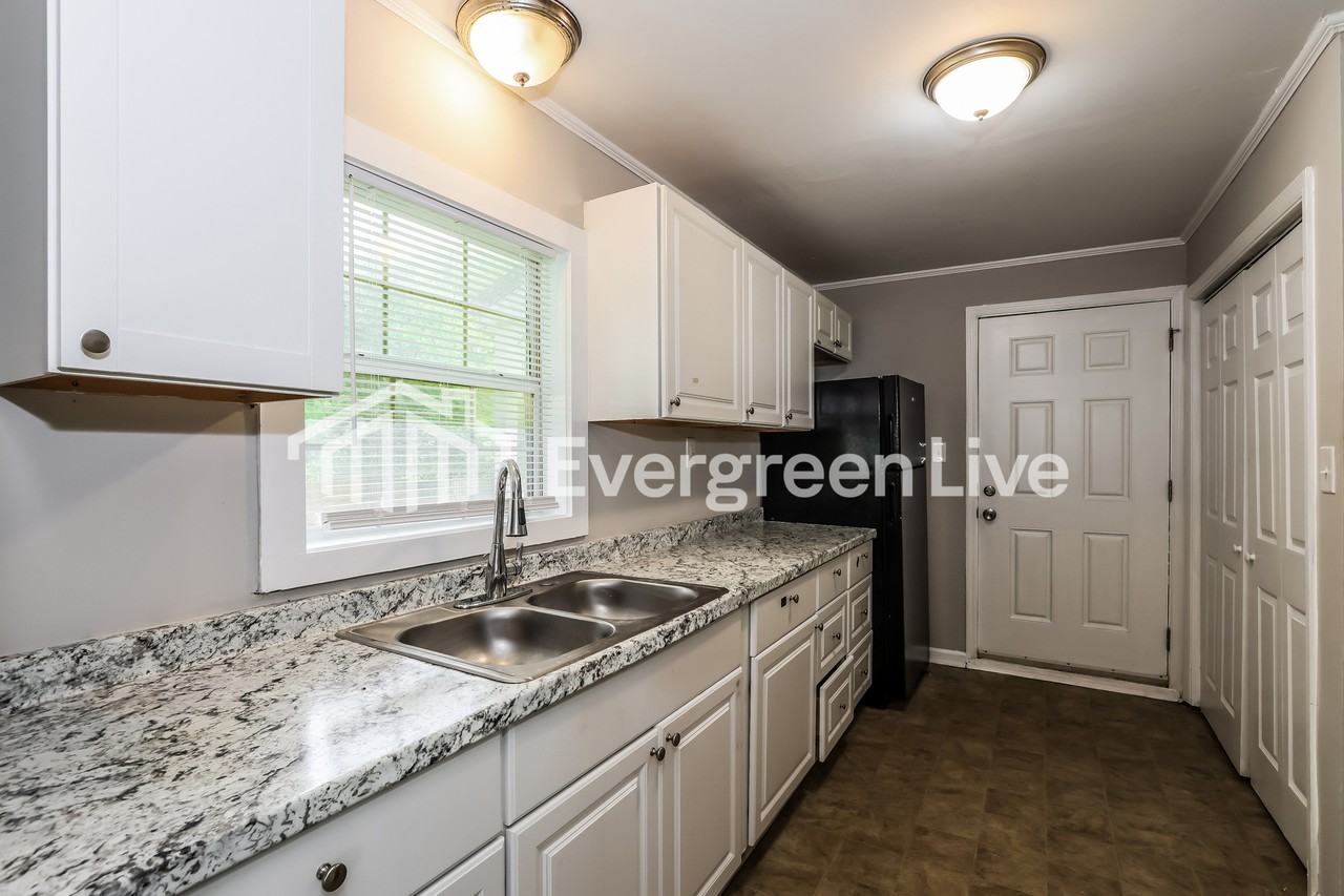 2517 Rhodes Dr - Photo 4 of 15