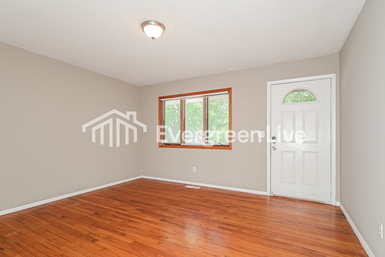 930 Lexington Park - Photo 4 of 15