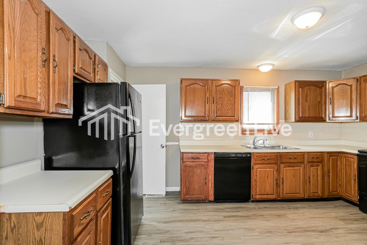 930 Lexington Park - Photo 5 of 15