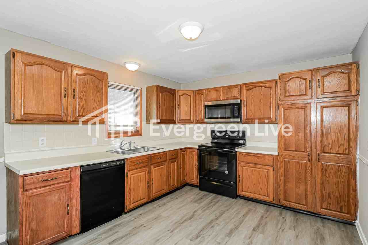 930 Lexington Park - Photo 6 of 15