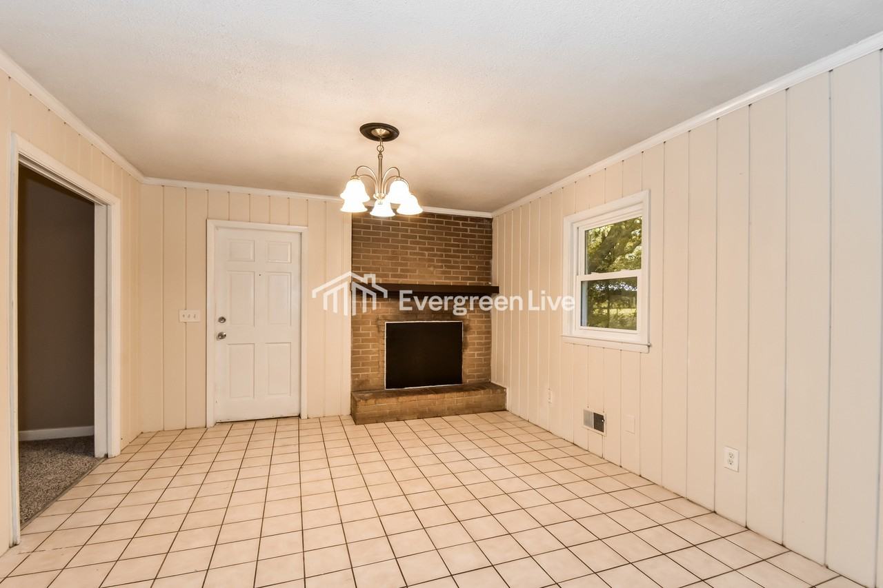 1004 Eastmont Dr - Photo 4 of 15