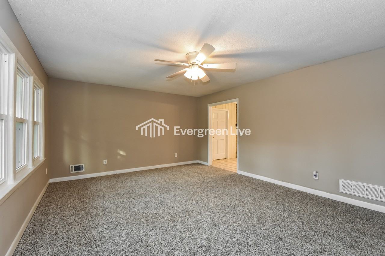 1004 Eastmont Dr - Photo 5 of 15
