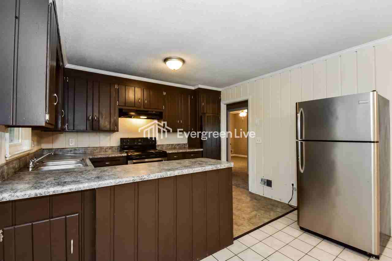 1004 Eastmont Dr - Photo 7 of 15