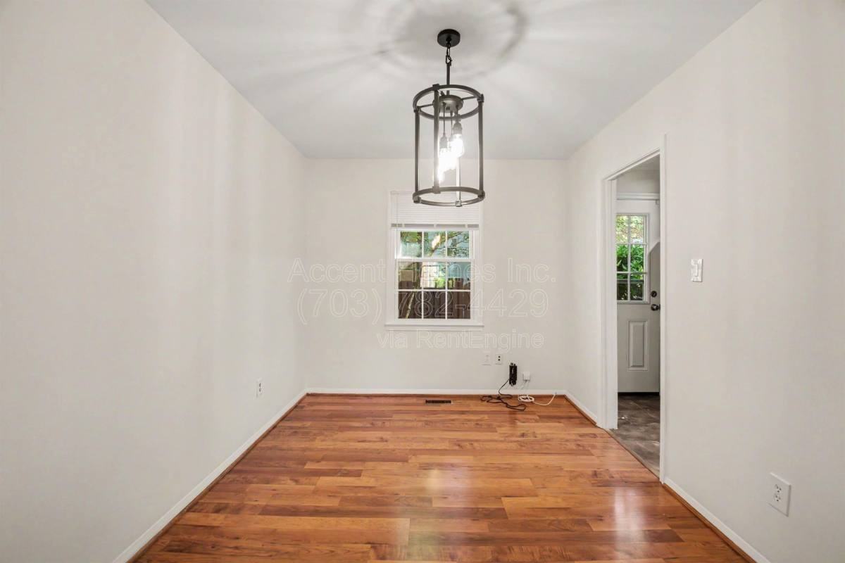 3323 Breckenridge Ct - Photo 3 of 10