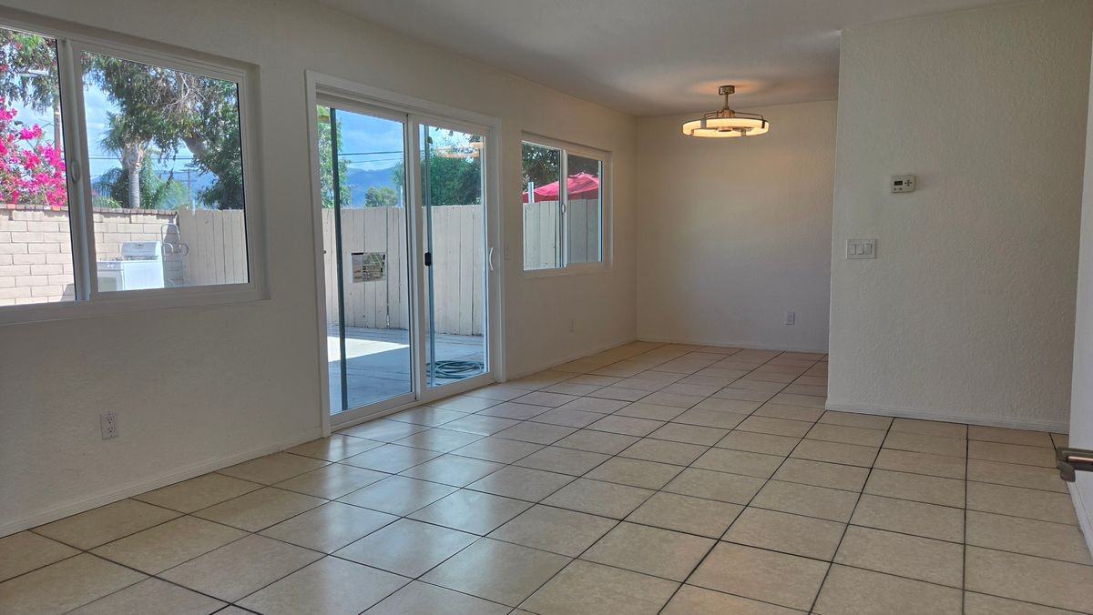 892 Robin Dr - Photo 4 of 19