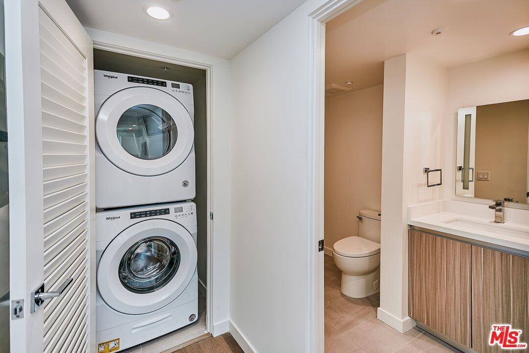 328 N Maple Dr ##303 - Photo 6 of 15