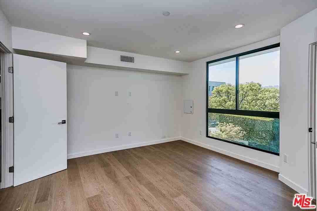 328 N Maple Dr ##303 - Photo 7 of 15