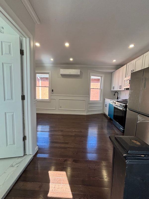 837 Penfield St - Photo 4 of 14