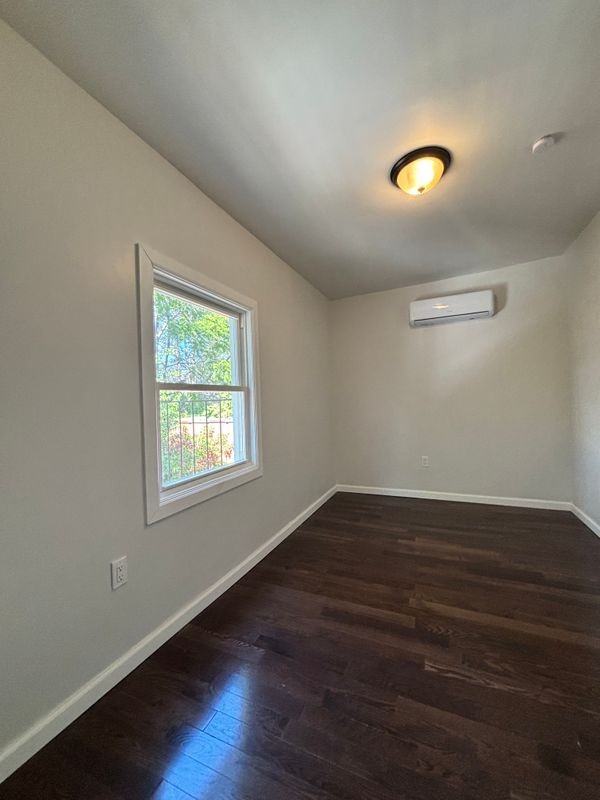 837 Penfield St - Photo 5 of 14