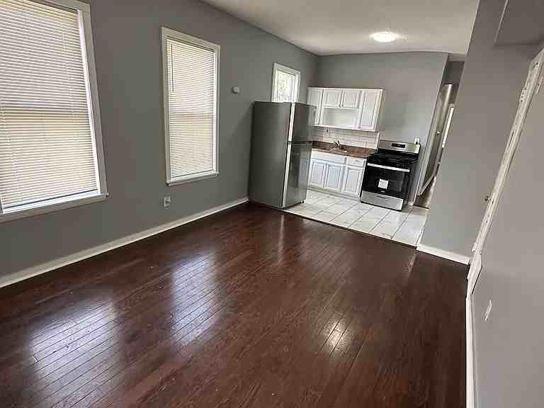 593 Winchester Ave - Photo 4 of 20