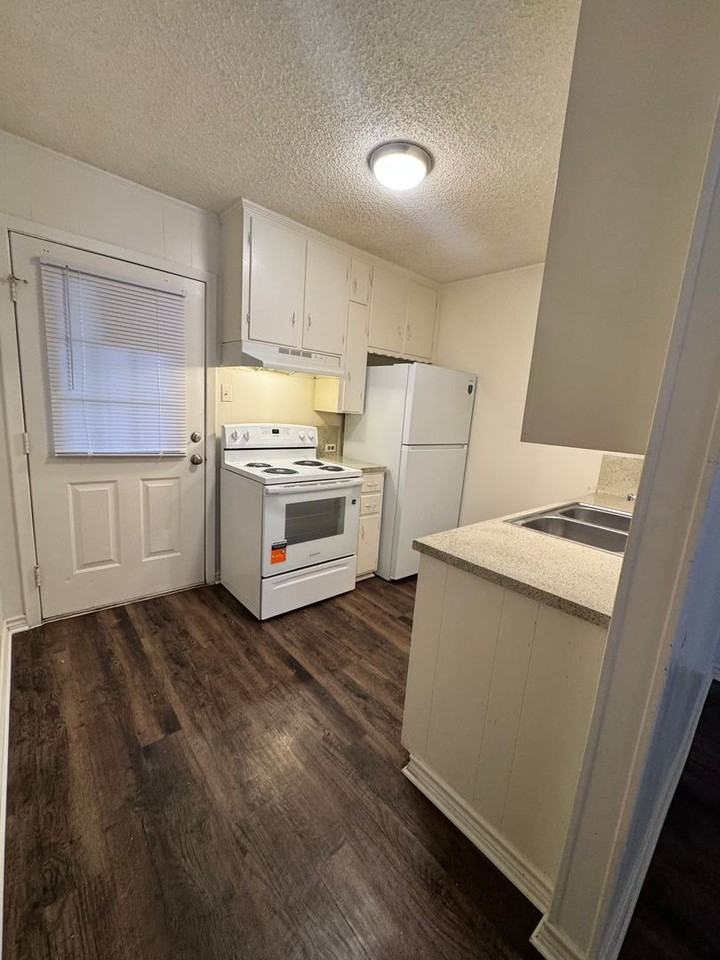 Parkview Apartments - Photo 4 of 31