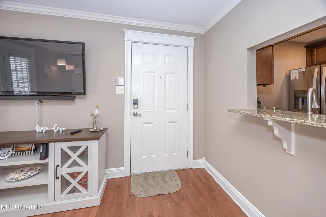 2421 Beachview Dr - Photo 4 of 50