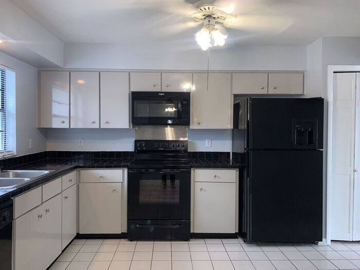 15746 Gardenside Ln - Photo 3 of 26