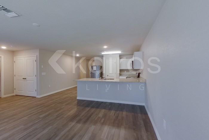 855 Cervantes St E - Photo 4 of 21