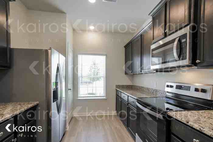 10631 Hillside Creek Dr - Photo 5 of 16