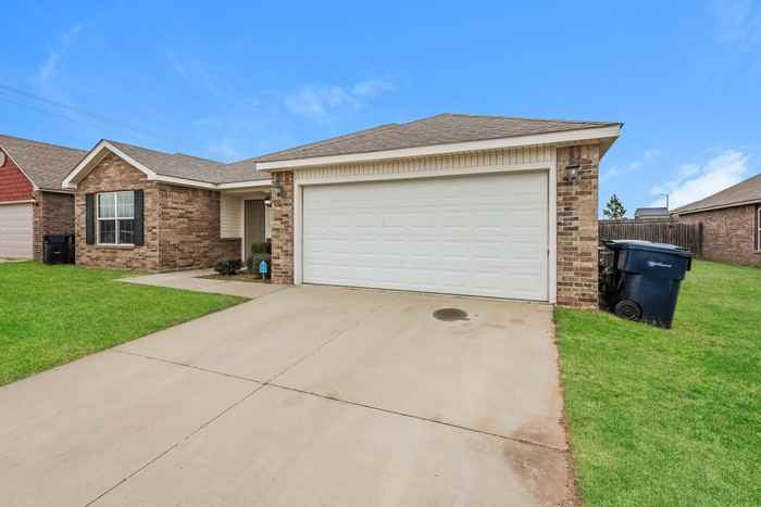 9329 Nw 70th St - Photo 5 of 20