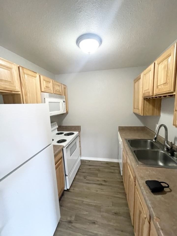 421 - 425 E Fountain Pl - Photo 3 of 9