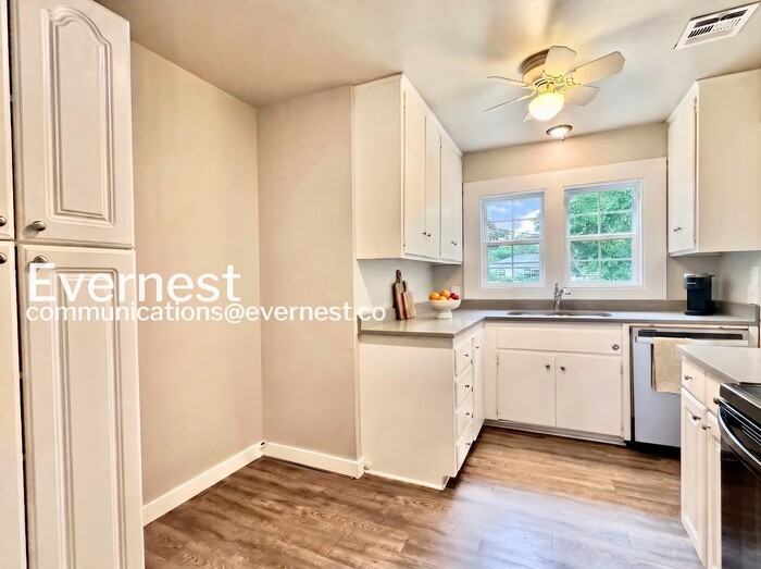 802 N Birch St - Photo 4 of 25