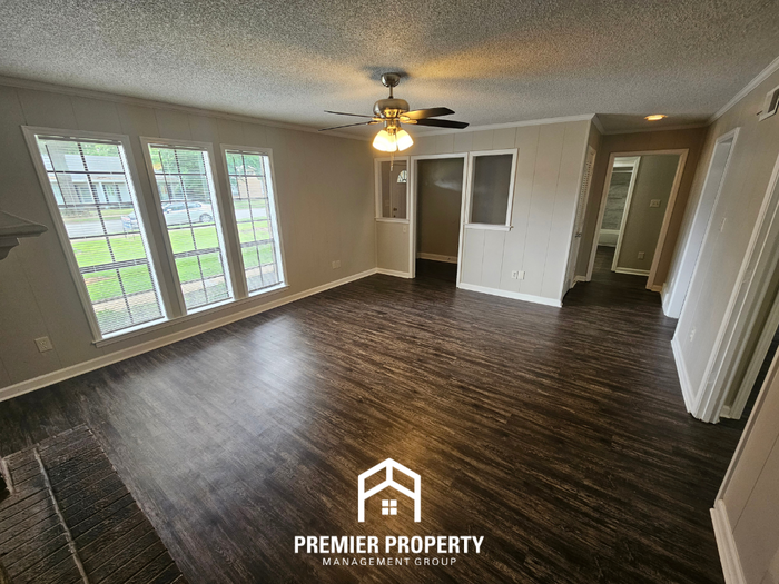 4047 Royalcrest Dr - Photo 3 of 21