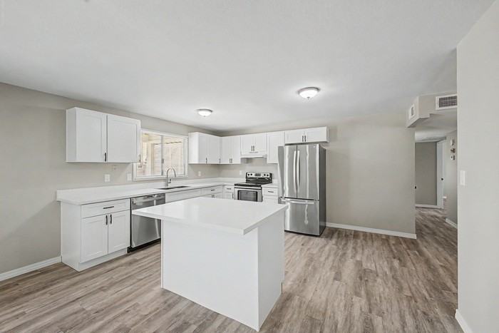 8129 W Hazelwood St - Photo 5 of 31