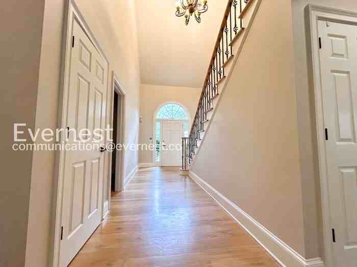 4706 Woodlawn Ct Ne - Photo 4 of 39