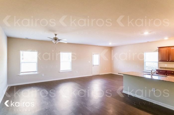 1139 Freedom Pkwy - Photo 4 of 17
