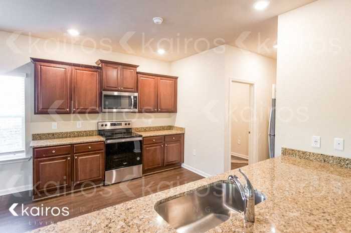 1139 Freedom Pkwy - Photo 5 of 17
