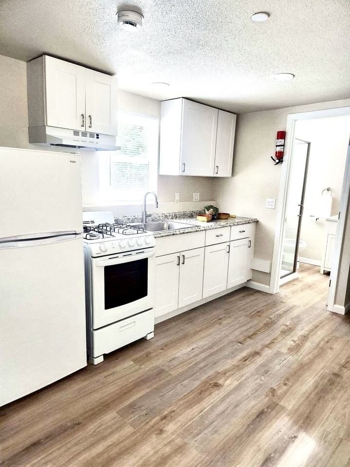 1248 Oak St #NA - Photo 2 of 12