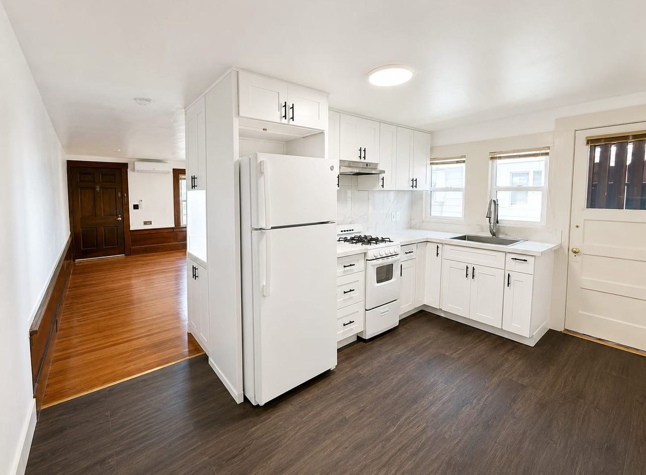 1012 Oak St #A - Photo 3 of 6