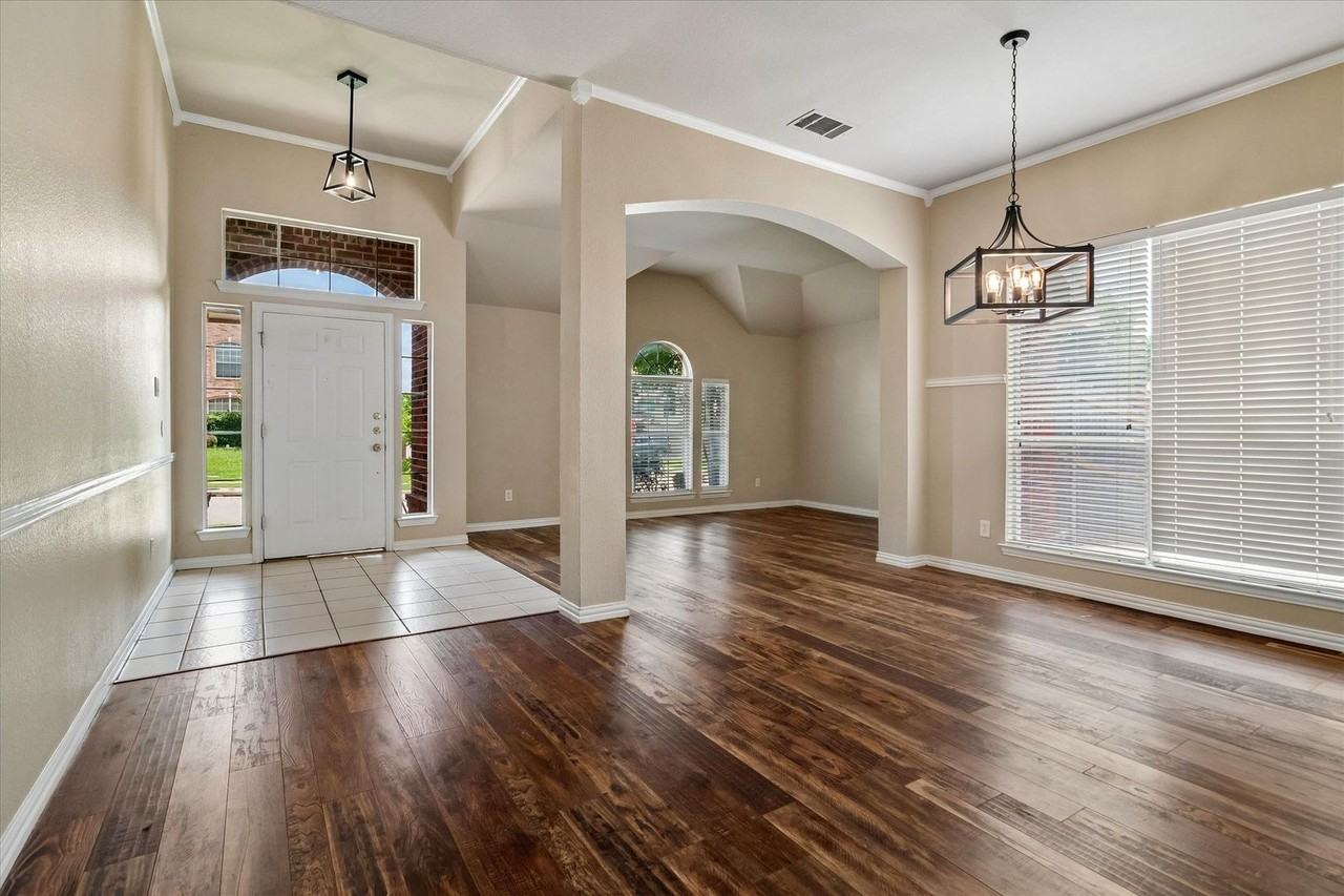 5001 Lake Crest Dr - Photo 2 of 17
