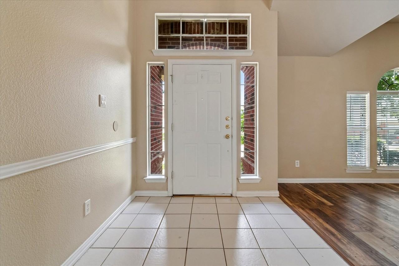 5001 Lake Crest Dr - Photo 3 of 17