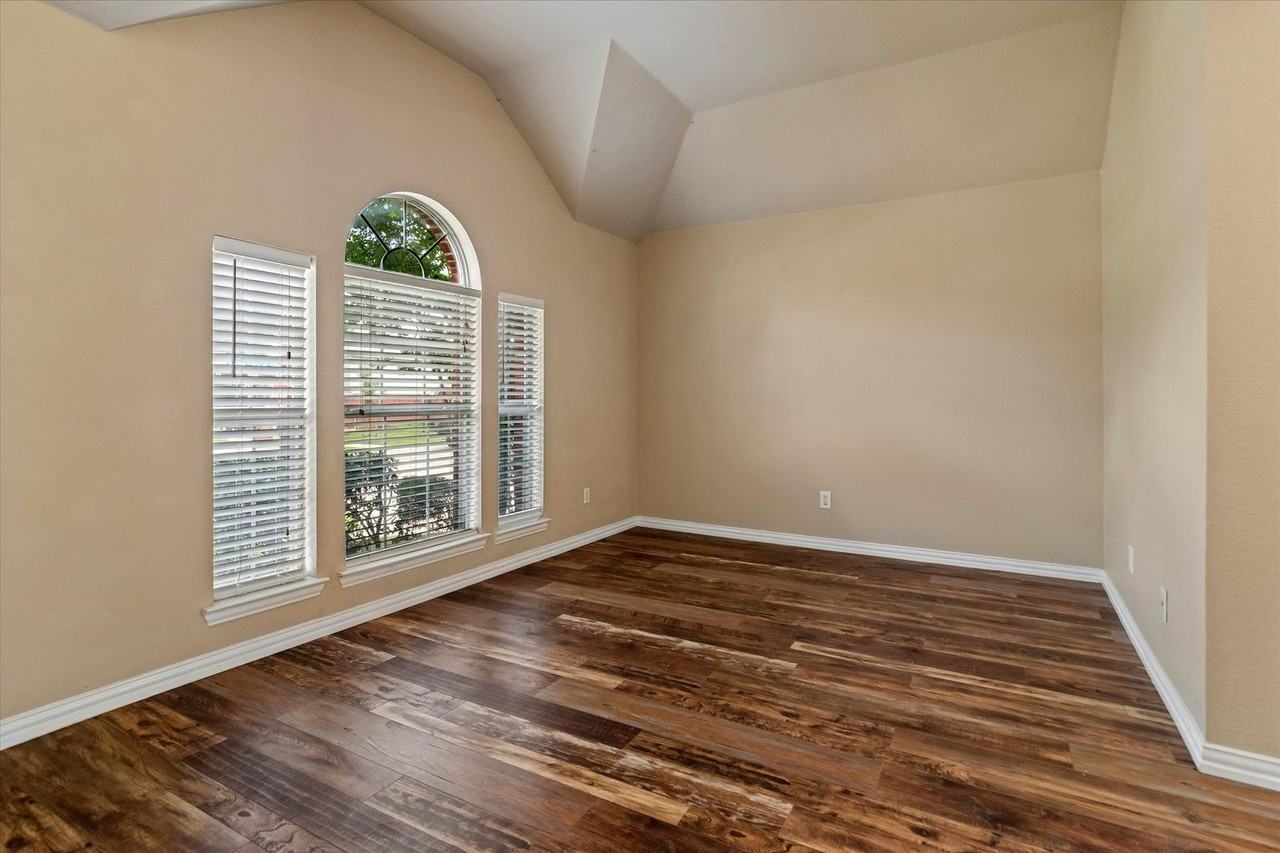 5001 Lake Crest Dr - Photo 4 of 17