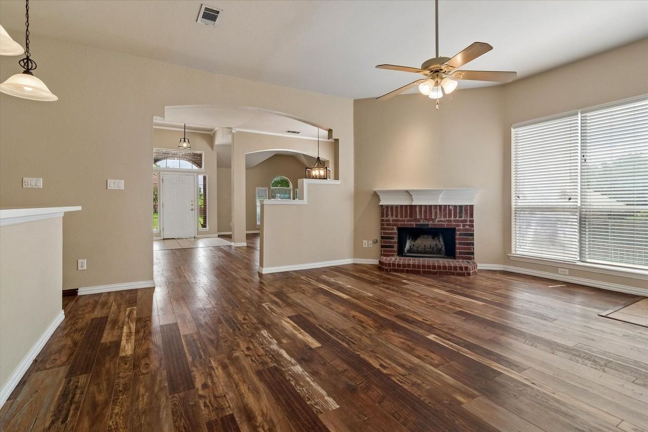 5001 Lake Crest Dr - Photo 5 of 17