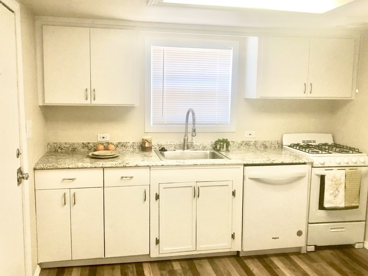 1246 Oak St #NA - Photo 2 of 18