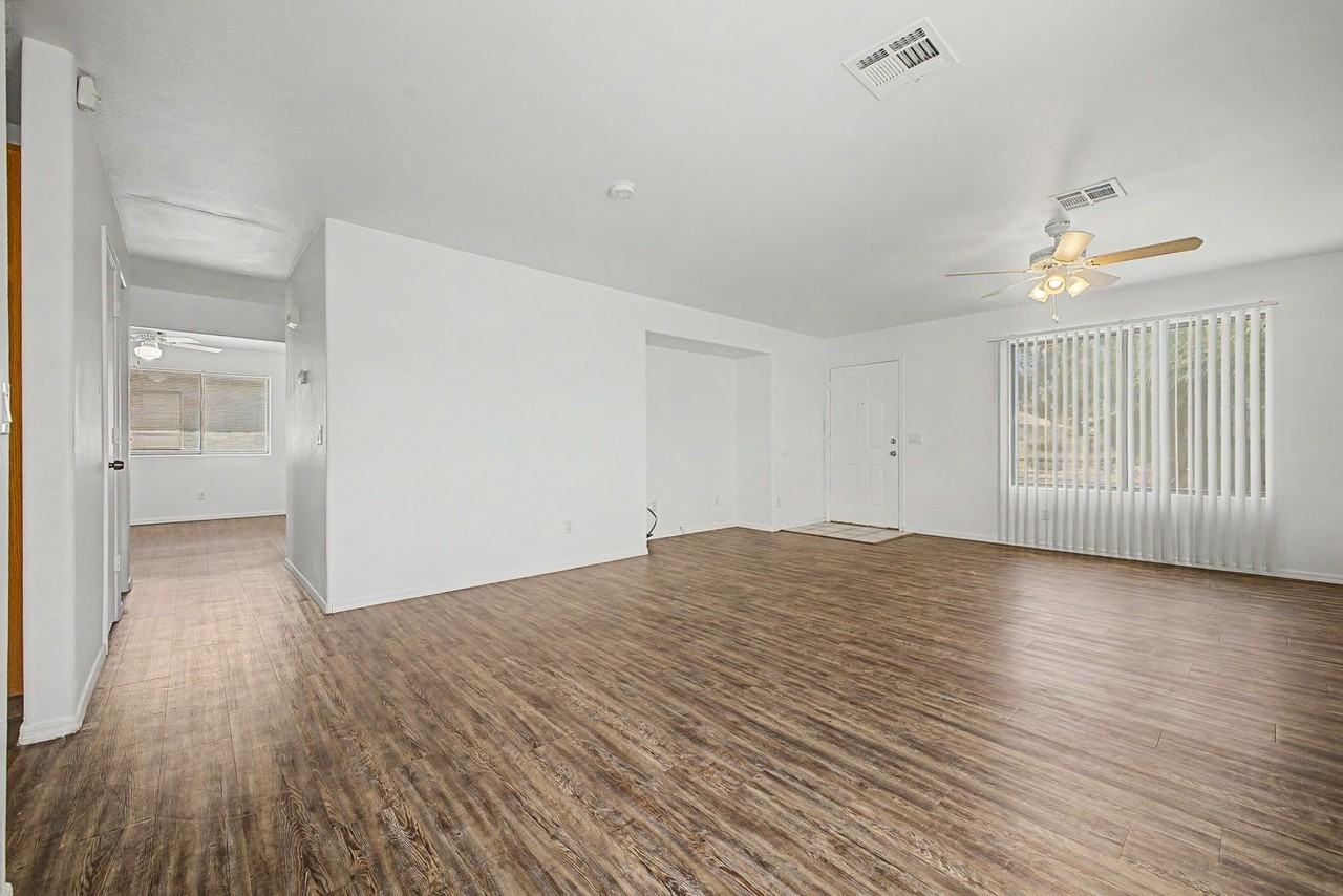 16712 N 160th Ave - Photo 5 of 26
