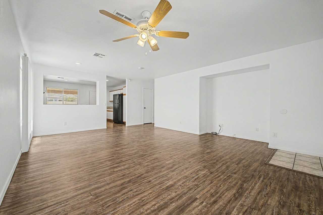 16712 N 160th Ave - Photo 6 of 26