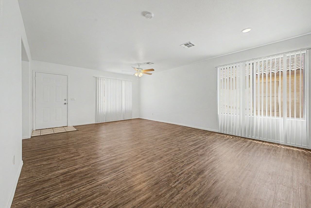 16712 N 160th Ave - Photo 7 of 26