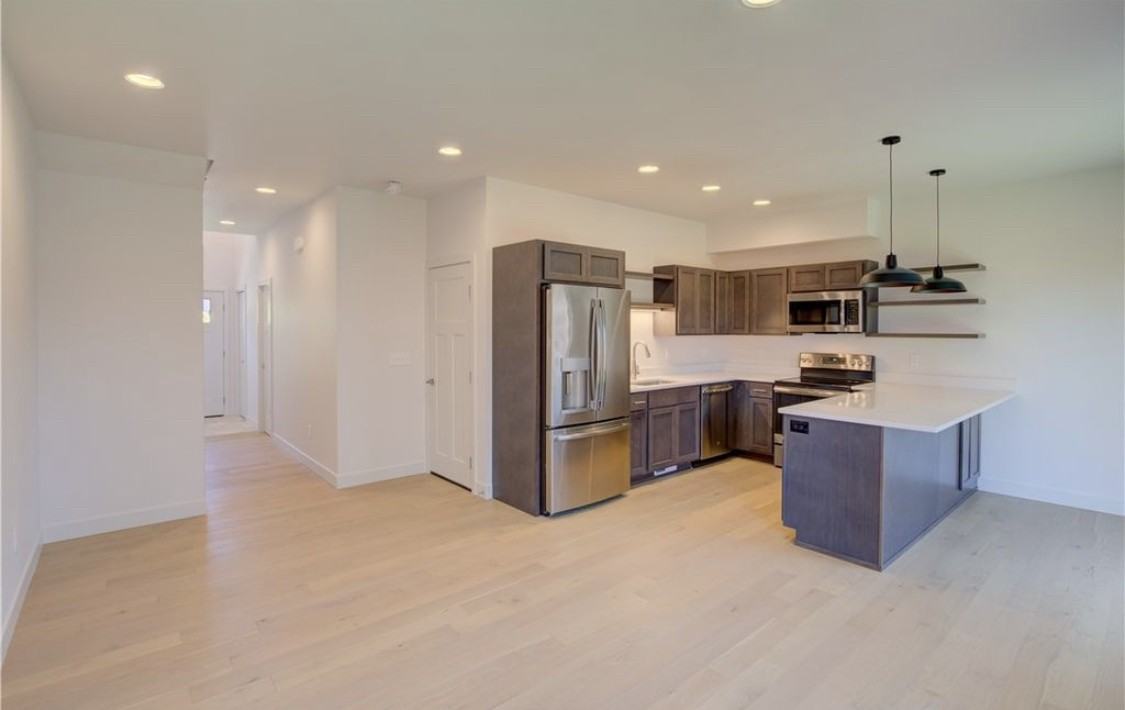 909 Washington Ave S - Photo 5 of 12