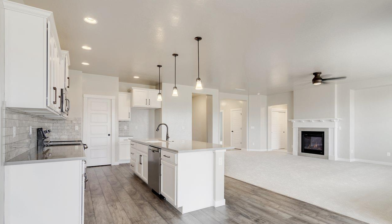 1887 S Cobble Ave - Photo 4 of 5