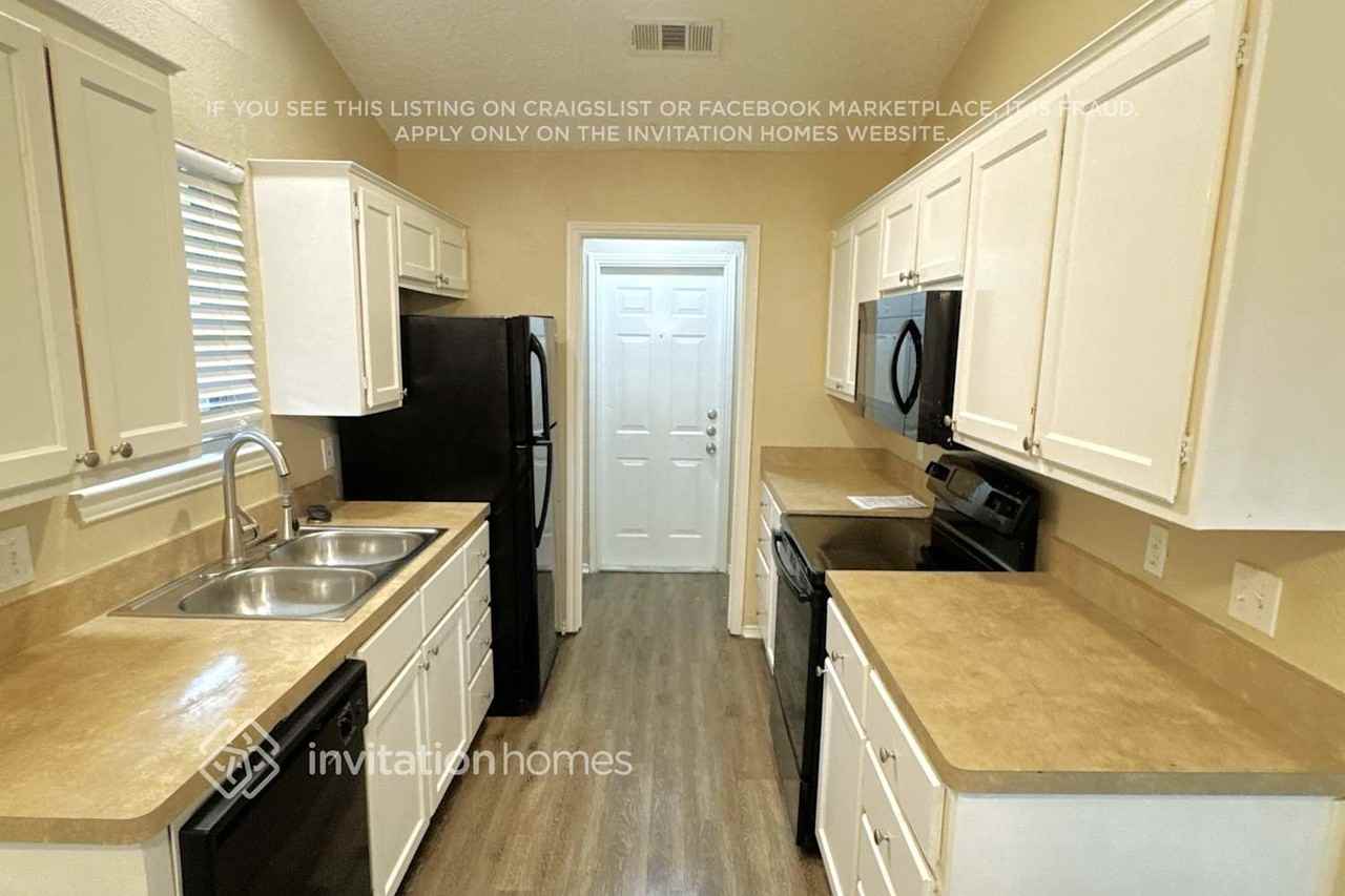 2704 N Bell Ave - Photo 4 of 17