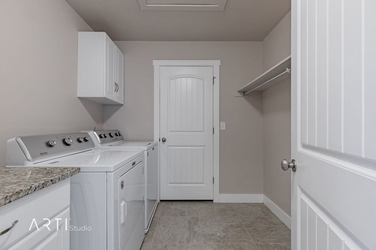 1317 N Silvercrest Dr - Photo 3 of 8