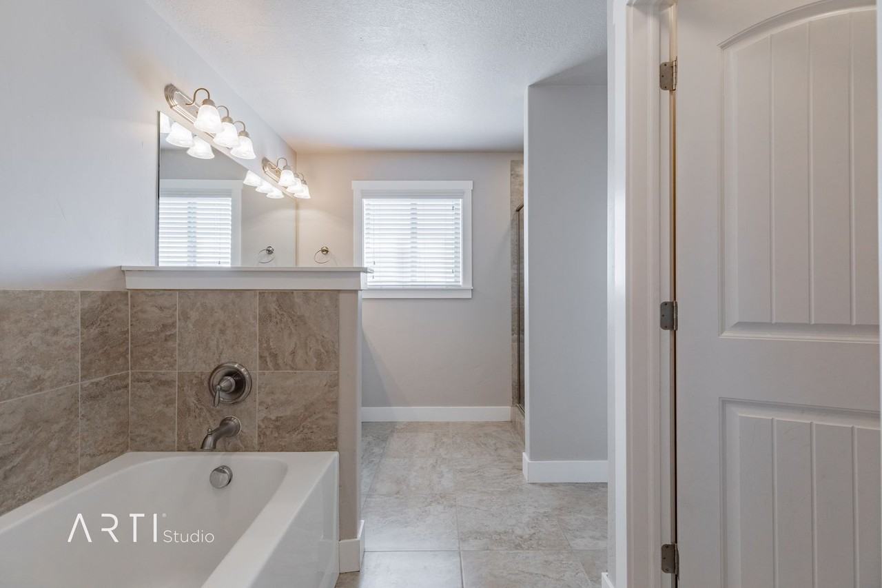 1317 N Silvercrest Dr - Photo 4 of 8