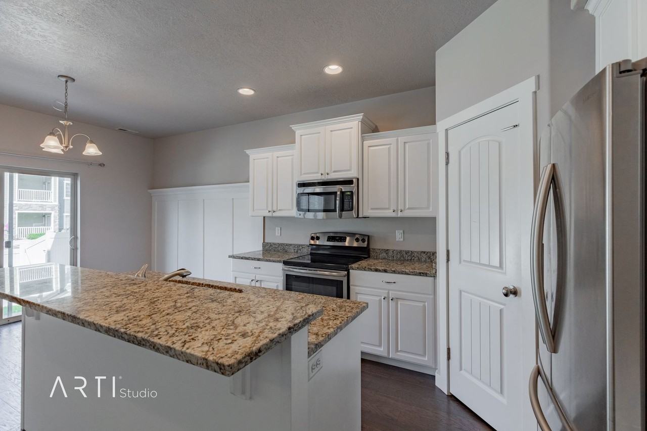 1317 N Silvercrest Dr - Photo 6 of 8