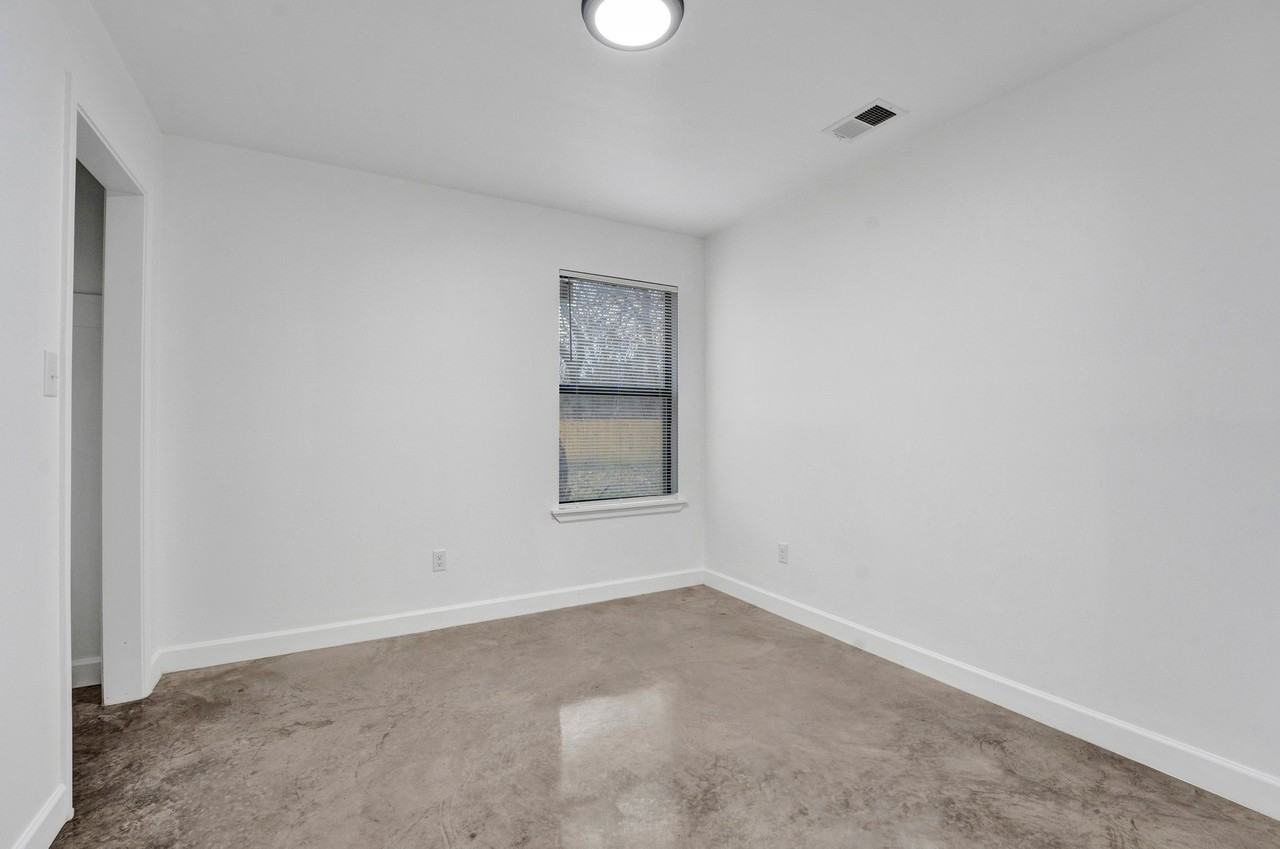 927 Seattle St - Photo 2 of 11